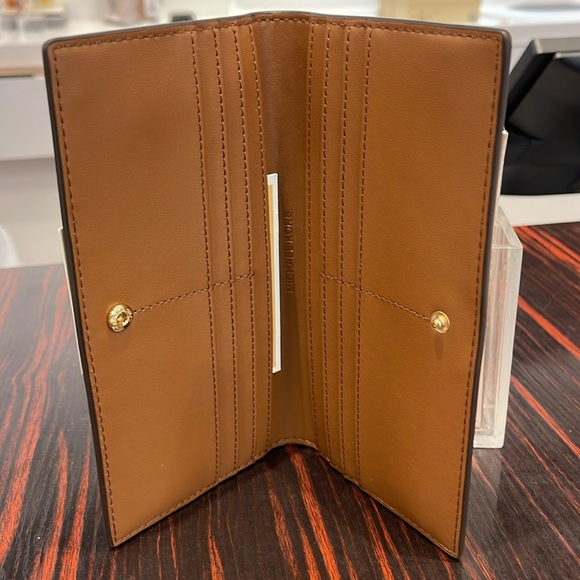 Michael Kors Reed Large Bifold Signature Snap Wallet Card Case 
Brown 
NWT - Picture 7 of 16